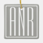 Initialen Monogram | Wit op lichtgrijs Keramisch Ornament (Voorkant)