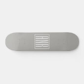 Initialen Monogram | Wit Op Lichtgrijs Persoonlijk Skateboard (Horizontaal)