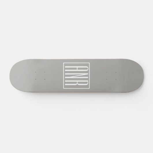 Initialen Monogram | Wit Op Lichtgrijs Persoonlijk Skateboard (Horizontaal)