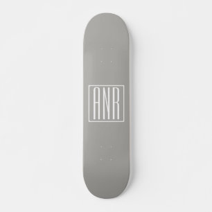Initialen Monogram   Wit Op Lichtgrijs Persoonlijk Skateboard