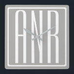 Initialen Monogram | Wit Op Lichtgrijs Vierkante Klok<br><div class="desc">Klassiek,  kras & modern.</div>