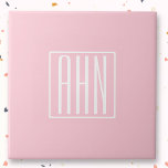 Initialen Monogram | wit op lichtroze Tegeltje<br><div class="desc">Zacht lichtroze met je aangepaste monogram.. vrolijk en modern.</div>