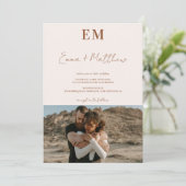 Initialen terracotta beige 2 foto's qr bruiloft kaart (Staand voorkant)