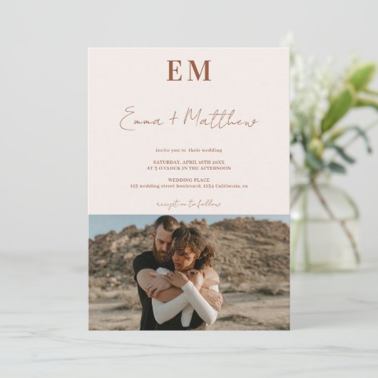 Initialen terracotta beige 2 foto's qr bruiloft kaart (Staand voorkant)