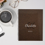 Initialen van bruin leder naam 2024 planner<br><div class="desc">Een bruine faux lederen foto als achtergrond en witte tekst. Pas uw monogram initialen,  voornaam,  volledige naam en een jaar aan en voeg deze toe.</div>