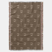 Initialen van Classy Brown en Beige Monogram Patro Deken (Voorkant Verticaal)