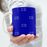 Initialen van koninklijk blauw monogram koffiemok<br><div class="desc">Een trendy koninklijke blauwe achtergrond. Pas uw monogram letters,  initialen aan en voeg deze toe. Witte letters. Het monogram als achtergrondpatroon.</div>