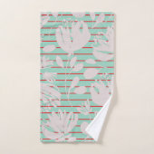 Initials baby shower pastel green floral modern bad handdoek (Handdoek)