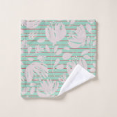 Initials baby shower pastel green floral modern bad handdoek (Wasdoekje)
