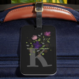Initiële letter K Plus bloemontwerp bagagelabel