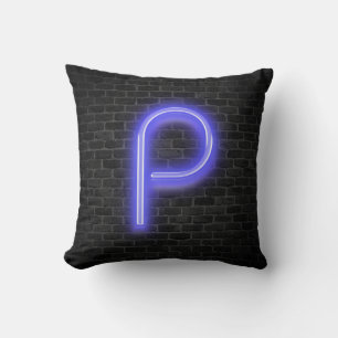 Initiële P in neon lichtbak op baksteen Kussen