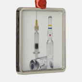 Injectieflacons met geneesmiddel voor injectie en metalen ornament (Rechts)