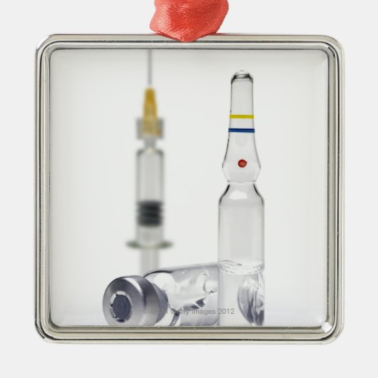 Injectieflacons met geneesmiddel voor injectie en metalen ornament (Voorkant)