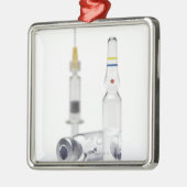 Injectieflacons met geneesmiddel voor injectie en metalen ornament (Links)