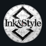 Ink&Style Dartbord<br><div class="desc">¡Sé el primero en tenerlo! Presentamos la primera obra oficial de Ink&Style: un diseño único que combina elegancia, trazos artísticos y geometría con carácter. Esta pieza es más que un logo: es una declaración de estilo, creatividad e identidad visual. Ideal para cuadros decorativos, rompecabezas, bolsos, posters o cualquier objeto con...</div>