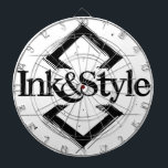 Ink&Style Dartbord<br><div class="desc">¡Sé el primero en tenerlo! Presentamos la primera obra oficial de Ink&Style: un diseño único que combina elegancia, trazos artísticos y geometría con carácter. Esta pieza es más que un logo: es una declaración de estilo, creatividad e identidad visual. Ideal para cuadros decorativos, rompecabezas, bolsos, posters o cualquier objeto con...</div>