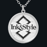 Ink&Style Zilver Vergulden Ketting<br><div class="desc">¡Sé el primero en tenerlo! Presentamos la primera obra oficial de Ink&Style: un diseño único que combina elegancia, trazos artísticos y geometría con carácter. Esta pieza es más que un logo: es una declaración de estilo, creatividad e identidad visual. Ideal para cuadros decorativos, rompecabezas, bolsos, posters o cualquier objeto con...</div>