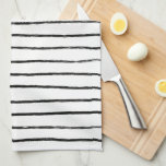 Inktlijnen Chique Hand getrokken strepen Zwart & W Theedoek<br><div class="desc">Versier uw keuken met deze coole handdoek met een handgemaakt patroon. Maakt een geweldige housewarming,  verjaardags-,  moederdag- of huwelijkscadeau! U kunt het aanpassen,  achtergrondkleuren wijzigen en ook tekst toevoegen. Check mijn winkel voor veel meer kleuren en patronen of laat me weten of je iets op maat wilt.</div>