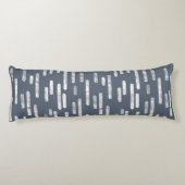 Inky afgeronde lijnen patroon | Wit op blauw grijs Lichaamskussen (Achterkant)