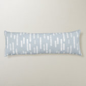 Inky afgeronde lijnen patroon | Wit op Dusty Blue Lichaamskussen (Achterkant)