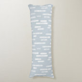 Inky afgeronde lijnen patroon | Wit op Dusty Blue Lichaamskussen (Voorkant Verticaal)