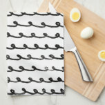 Inky Loops Chique Hand getrokken Lijnen Zwart & Wi Theedoek<br><div class="desc">Versier uw keuken met deze coole handdoek met een handgemaakt patroon. Maakt een geweldige housewarming,  verjaardags-,  moederdag- of huwelijkscadeau! U kunt het aanpassen,  achtergrondkleuren wijzigen en ook tekst toevoegen. Check mijn winkel voor veel meer kleuren en patronen of laat me weten of je iets op maat wilt.</div>