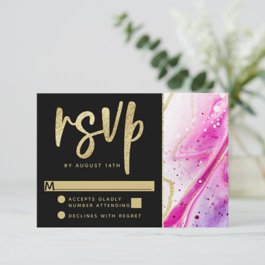 Inky Splash Roze Marmer met Gouden folie Bruiloft RSVP Kaartje (Staand voorkant)