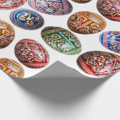 inpakpapier met een Oekraïens houten ei ontwerp (Hoek)