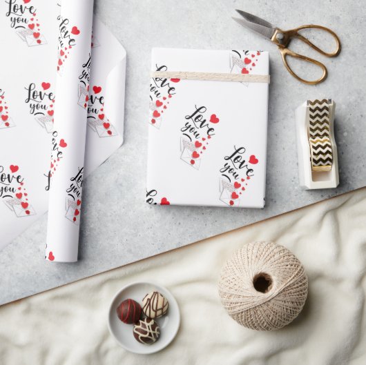 Inpakpapier met Love You-ontwerp. (Crafts)