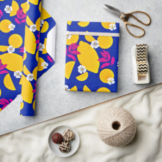 Inpakpapier met pittige citroenen en roze bladeren