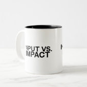 Input vs. Impact Groot Minimalistisch Tweekleurige Koffiemok (Voorkant links)