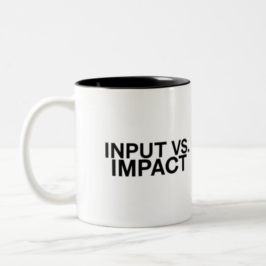 Input vs. Impact Groot Minimalistisch Tweekleurige Koffiemok (Links)