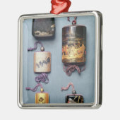 Inro- en tabakszak metalen ornament (Links)