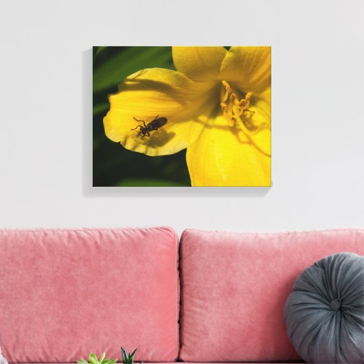 Insecten op een gele bloem canvas afdruk (Insitu (Woonkamer))