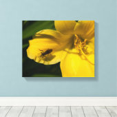 Insecten op een gele bloem canvas afdruk (Insitu (Houten vloer))