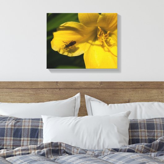 Insecten op een gele bloem canvas afdruk (Insitu (Slaapkamer))