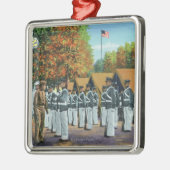 Inspectie in kamp, soldaten in formatie metalen ornament (Links)