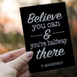 Inspiratie om Motivatie in jezelf te geloven Briefkaart<br><div class="desc">Het Amerikaanse president Theodore Roosevelt citeert het Motivatie Briefkaart: "Als je gelooft dat je kunt, ben je halverwege". Woorden om naar te leven. Word wakker, laat je inspireren, grijp de dag en voel je verjongd met dit sensationele briefkaart. Ook het ideale cadeau voor iedereen die misschien een kleine herinnering nodig...</div>