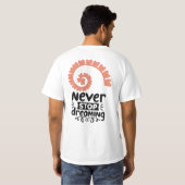 Inspirational "Never Stop Dreaming" Motivational T-shirt (Achterkant volledig)