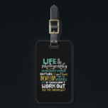 Inspirational Photography Life Quote Photographer Bagagelabel<br><div class="desc">Het leven is als fotografie. Focus op wat belangrijk is en maak de goede tijden vast. Inspirerend en motivatie prijsontwerp voor fotografen. Koel de retro-typografie voor degenen die graag foto's nemen, lid van de fotografische club. Ideaal voor amateur- of professionele fotografen die overal camera's en lenzen dragen. Geweldig kerstcadeau en...</div>