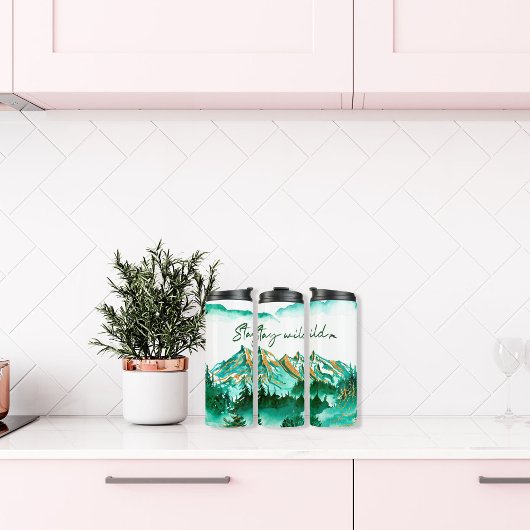 Inspirerend berglandschap met Stay Wild Thermosbeker