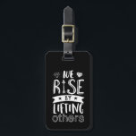 Inspirerend citaat dat wij verhogen door anderen o bagagelabel<br><div class="desc">Inspirerend motivatie citaat om je te inspireren en anderen om je heen te motiveren. Prachtig gezegde over aardig zijn,  elkaar steunen en helpen. We stijgen door anderen op te heffen. De achtergrondkleur kan aan uw gewenste kleur worden aangepast.</div>