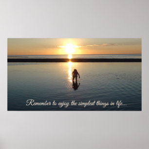 Inspirerend citaat Little Girl Finding Shells Poster