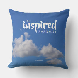 Inspirerend de Fluffy Wolken van het Citaat in een Kussen