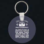 Inspirerend fotograaf Leven als fotografie Sleutelhanger<br><div class="desc">Het leven is als fotografie. Focus op wat belangrijk is en maak de goede tijden vast. Inspirerend en motivatie prijsontwerp voor fotografen. Koel gezegde en slogan koopwaar voor hen die graag foto's nemen, lid van de fotografische club. en noodlijdend ontwerp voor amateur- of professionele fotografen die overal camera's en lenzen...</div>