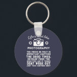 Inspirerend fotograaf Leven als fotografie Sleutelhanger<br><div class="desc">Het leven is als fotografie. Focus op wat belangrijk is en maak de goede tijden vast. Inspirerend en motivatie prijsontwerp voor fotografen. Koel gezegde en slogan koopwaar voor hen die graag foto's nemen, lid van de fotografische club. en noodlijdend ontwerp voor amateur- of professionele fotografen die overal camera's en lenzen...</div>