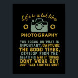 Inspirerend fotograaf ontwikkelt zich van negatief poster<br><div class="desc">Het leven is als fotografie. Als het niet goed gaat, ga dan nog een kans maken. Inspirerend en motivatie prijsontwerp voor fotografen. Koel gezegde en slogan koopwaar voor hen die graag foto's nemen, lid van de fotografische club. en noodlijdend ontwerp voor amateur- of professionele fotografen die overal camera's en lenzen...</div>