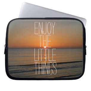 Inspirerend Geniet van het citaat voor kleine ding Laptop Sleeve