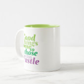 Inspirerend goede dingen komen naar degenen die zi tweekleurige koffiemok (Voorkant links)
