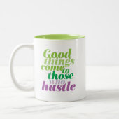 Inspirerend goede dingen komen naar degenen die zi tweekleurige koffiemok (Links)